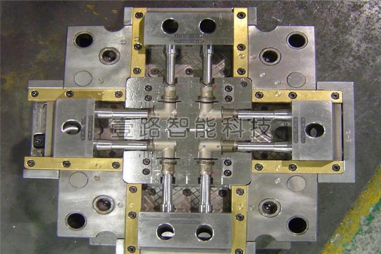 塑料注射模在制件成型工艺、模具材质、模具结构、模具精度等方面与其他型腔模具不尽相同